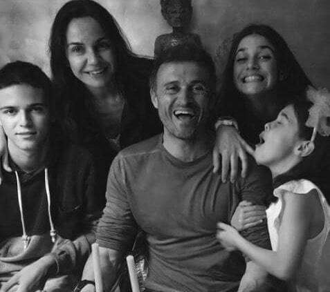 Picture of Elena and Luis with their children